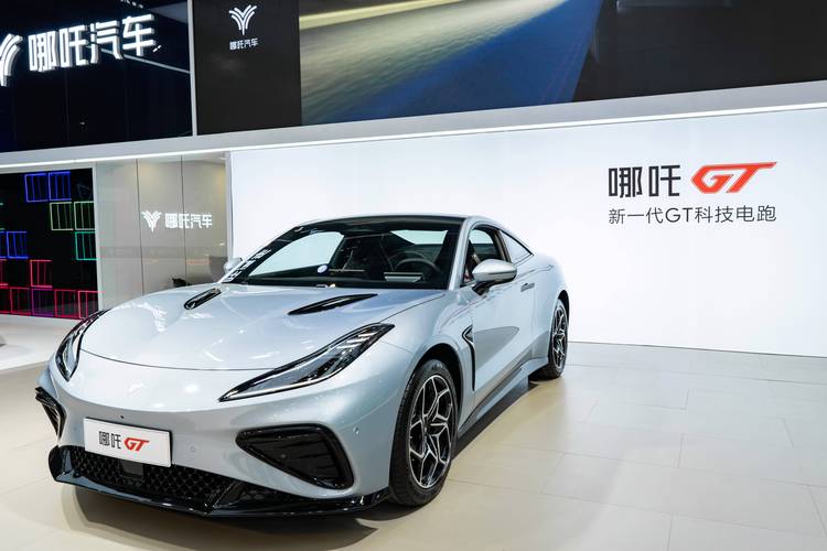 成都48哪吒汽车在智能汽车领域的表现，领途汽车在新能源汽车市场中的影响力